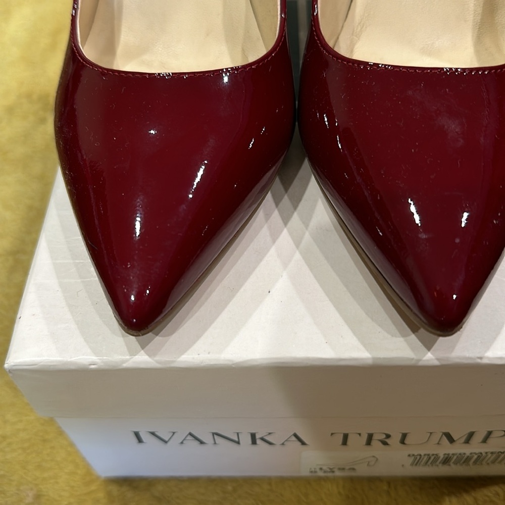 Ivanka Trump Lysa gorgeous pointed toe heels in super condition. Box included - Picture 3 of 6